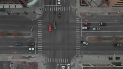 Aufsteigende-Antenne:-Fahrzeugverkehr-In-Großstadtkreuzung