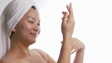 Nahaufnahme-Von-Frauen,-Die-Ihre-Hautpflegeroutine-Genießen