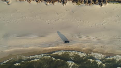 Auto-Fährt-Auf-Sand-Durch-Den-Strand