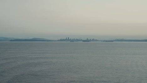Vancouver-Kanada-Küstenlinie-In-Ferne-Auf-Der-Fahrt-Mit-Der-Fähre-Am-Nebligen-Tag