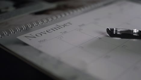 Calendario-De-Noviembre-Y-Bolígrafo-Primer-Plano-Toma-Panorámica
