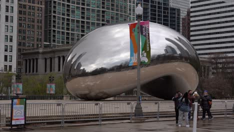Chicago-Cloud-Gate-statue-in-millenium-park