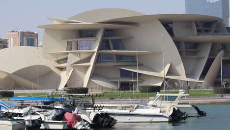 Das-Nationalmuseum-Von-Katar-Ist-Eine-Neue-Touristenattraktion-In-Katars-Hauptstadt-Doha.-Es-Ist-Berühmt-Für-Sein-Einzigartiges-Architektonisches-Design,-Das-Auf-Dessertrosen-Basiert