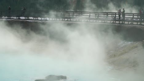 Dampfend-Heiße-Wolken-Verhüllen-Die-Promenaden-An-Den-Großen-Prismatischen-Heißen-Quellen-Im-Yellowstone-Nationalpark