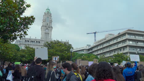 Porto-Portugal---6.-Juni-2020:-Blm-Protestdemonstration-Gegen-Schwarze-Lebensmaterie-Mit-Protestierenden,-Die-Schilder-Für-Schwarze-Lebensmaterie-In-Der-Luft-Und-Rathaus-Im-Hintergrund-Halten