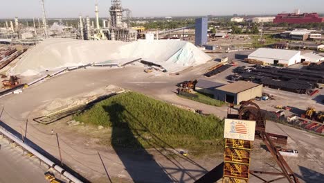 Riesiger-Salzhaufen-Und-Produktionsanlagen-Bei-Detroit-Salt-Co