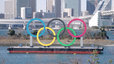 Giant-Olympic-Rings-Monument-At-Odaiba-Marine-Park-In-Minato,-Tokyo,-Japan