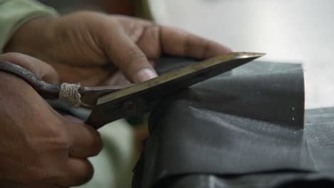 Nahaufnahme-Des-Lederschnitts-Für-Designermodekleidung,-Verarbeitende-Industrie-In-Pakistan