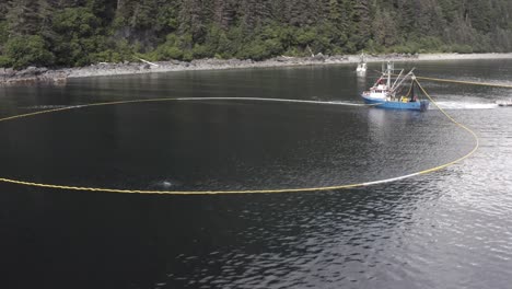 Fischtrawler-Haulnetz-Auf-See-Mit-Gefangenem-Fisch-In-Alaska