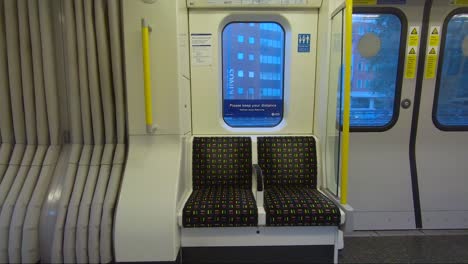 Paar-Leere-Sitze-Auf-Der-Metropolitan-Line-In-Der-Londoner-U-bahn-Bewegen