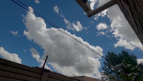 Zeitraffer-Aus-Einer-Städtischen-Umgebung-Mit-Wolken-Und-Blauem-Himmel