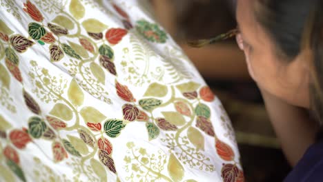 close-up,-women-make-batik-fabrics-in-a-traditional,-flexible-way