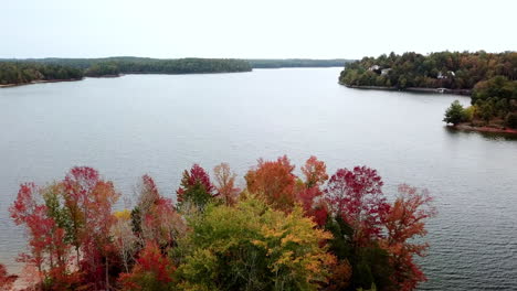 Lake-James-NC-Antenne-Fliegt-über-Herbstfarben