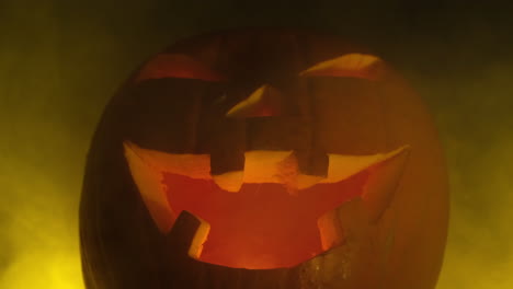 Halloween-Gruseliger-Kürbis-Grinsendes-Lächelndes-Gesicht-Im-Dunkelgelben-Nebelhintergrund