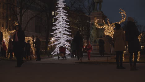 Weihnachtsdekoration-Rund-Um-Die-Statue-Von-Johan-Ludvig-Runeberg-In-Helsinki