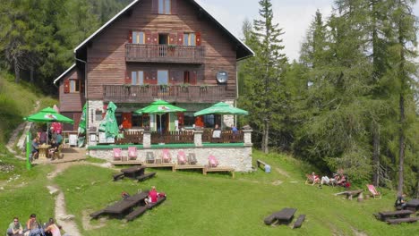 Die-Leute-Ruhen-Und-Essen-In-Der-Berghütte,-Little-Peca,-Crna-Na-Koroskem
