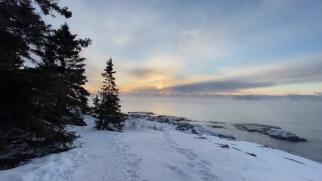 Schöner-Wintersonnenaufgang-Am-Nordufer-Minnesota-Lake-Superior-Great-Lakes-Area,-Landschaft