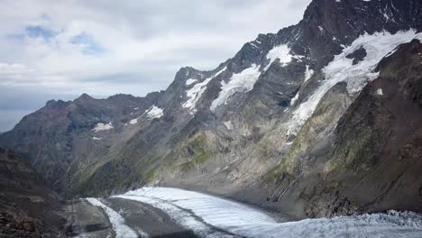 Vista-Aérea-Del-Glaciar-Grindewald-Y-La-Cordillera-Alpina-En-Un-Día-Nublado-En-Verano