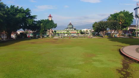 Vista-Aérea-Panorámica-De-La-Gran-Mezquita-Histórica-En-Magelang,-Indonesia