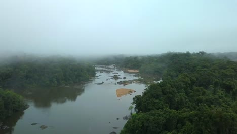 Luftaufnahme-Des-Amazonas,-Der-Durch-Nebligen-Tropischen-Regenwald-Fließt
