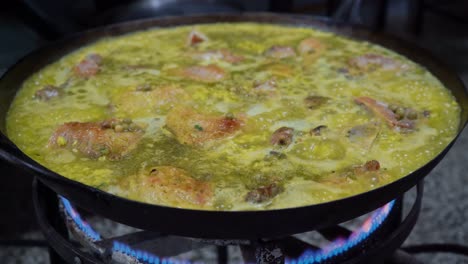 Kochendes-Hähnchen-In-Einem-Großen-Wok-Bei-Mittlerer-Hitze-Für-Spanische-Paella,-Nahaufnahme
