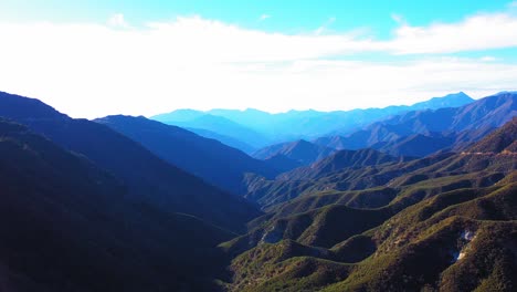 Mt-Baldy-Toma-Panorámica-Lenta-A-La-Derecha-De-Los-Picos-De-Las-Montañas