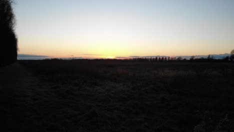 Feld-Und-Schöner-Sonnenuntergang-Im-Winter