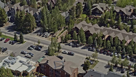 Breckenridge-Colorado-Aerial-V13-Friedliche-Stadt-Bestehend-Aus-Verschiedenen-Hüttenhäusern-Und-Grünen-Bäumen---Aufgenommen-Auf-Dji-Inspire-2,-X7,-6k---August-2020