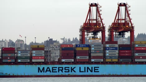 Portalkran-Hebt-Und-Verlädt-Container-Auf-Ein-Schiff-Im-Hafen-Von-Vancouver---Totale,-Statisch