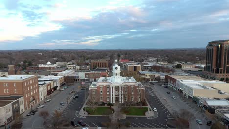 Murfreesboro-Town-Square-Gerade-überführung-Im-Dezember-2020-Sonnenuntergang-Freude-Dekorationen