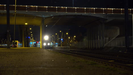 Tren-Que-Sale-De-Noche-Desde-La-Estación-De-Tren-De-Kerava