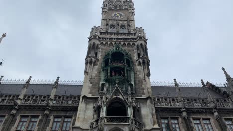 Der-Marienplatz-In-München,-Deutschland,-Ist-Einer-Der-Berühmtesten-Innenstadtplätze-Europas