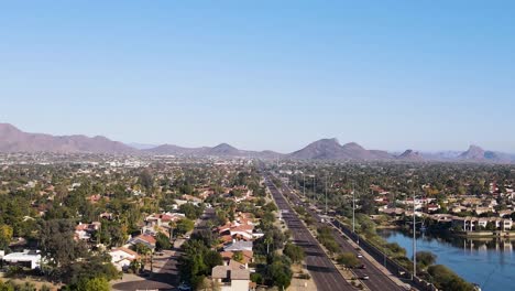 Suburbios-De-La-Ciudad-En-El-Paisaje-Desértico-De-Scottsdale,-Arizona---Establecimiento-Aéreo-Con-Espacio-De-Copia-En-El-Cielo