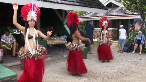 Tahitian-dancers-welcoming-tourists-on-the-island.-Moorea
