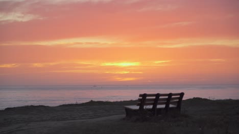 Schöner-Und-Farbenfroher-Sonnenuntergang-Auf-Dem-Ozean,-Halbmondbucht