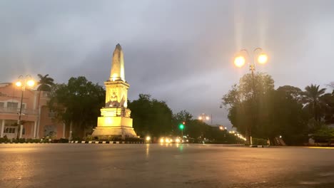 Timelapse-En-El-Monumento-Del-Orgullo-Nacional-En-Paseo-Del-Montejo-En-Merida-Mexico