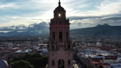 Luz-Del-Sol-A-Través-De-La-Catedral-De-Morelia,-México