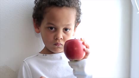Junge-Mit-Apfel-Auf-Weißem-Hintergrund-Stock-Video-Stock-Footage