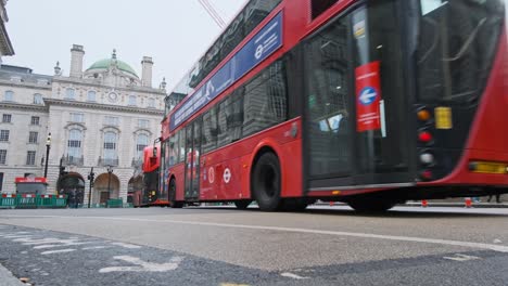 Los-Autobuses-Londinenses-Pasan-Frente-Al-Icónico-Día-Lluvioso-De-Piccadilly-Circus
