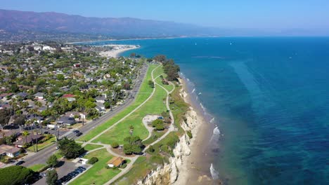 Drohnenaufnahme,-Die-Von-Einer-Klippe-Am-Strand-In-Santa-Barbara,-Kalifornien,-Herunterschwenkt