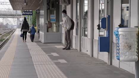 Gente-En-La-Estación-De-Tren-Esperando-Un-Tren