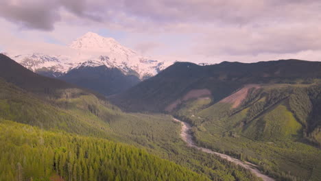 Scenic-view-of-the-Mount-Rainier-near-Seattle,-Washington-State,-drone-footage