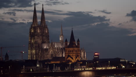 Cologne-skyline-with-cologne-cathedral-and-Groß-St