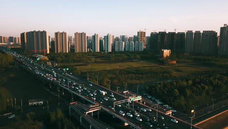 Tráfico-De-Automóviles-Al-Atardecer-4k-En-El-Distrito-De-Binjang-En-Hangzhou,-China
