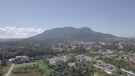 Fliegen-In-Einen-Berg-Auf-Tropischer-Insel-Antenne-4k-Dominikanische-Republik-Puerto-Plata