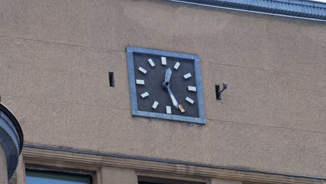 Kaunas-Postgebäude-Uhr,-Die-Ihren-Pfeil-Nach-Unten-Bewegt