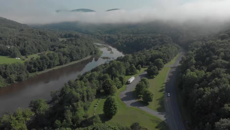 épico-Paso-Elevado-De-Drones-Sobre-Un-Hermoso-Valle-En-Las-Montañas-Catskill-Del-Estado-De-Nueva-York
