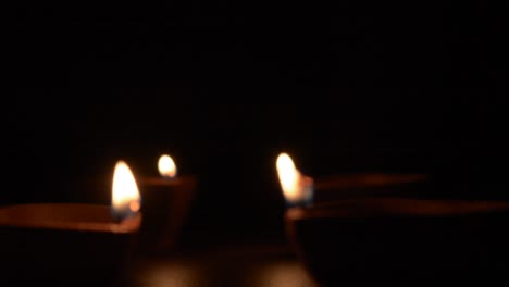 Diyas-De-Terracota-De-Diwali-Sobre-Fondo-Oscuro-Que-Se-Utilizan-Para-Iluminar-La-Casa-Durante-Las-Celebraciones-De-Diwali