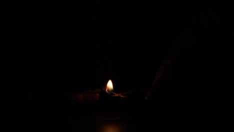 Diyas-De-Terracota-De-Diwali-Sobre-Fondo-Oscuro-Que-Se-Utilizan-Para-Iluminar-La-Casa-Durante-Las-Celebraciones-De-Diwali