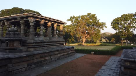 Der-Hoysaleshwara-Tempel-Ist-Eine-Hoysala-Architektur-Aus-Dem-12.-Jahrhundert-Mit-Beeindruckenden-Steinmetzarbeiten